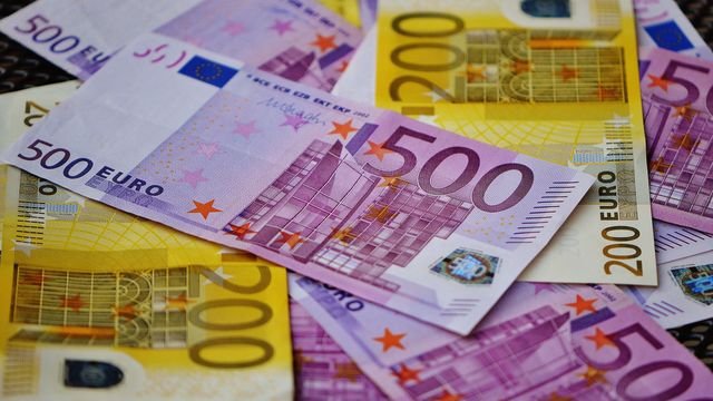 Euro banknotai, iš kurių dalį už šilumos siurblį kompensuoja LEA parama